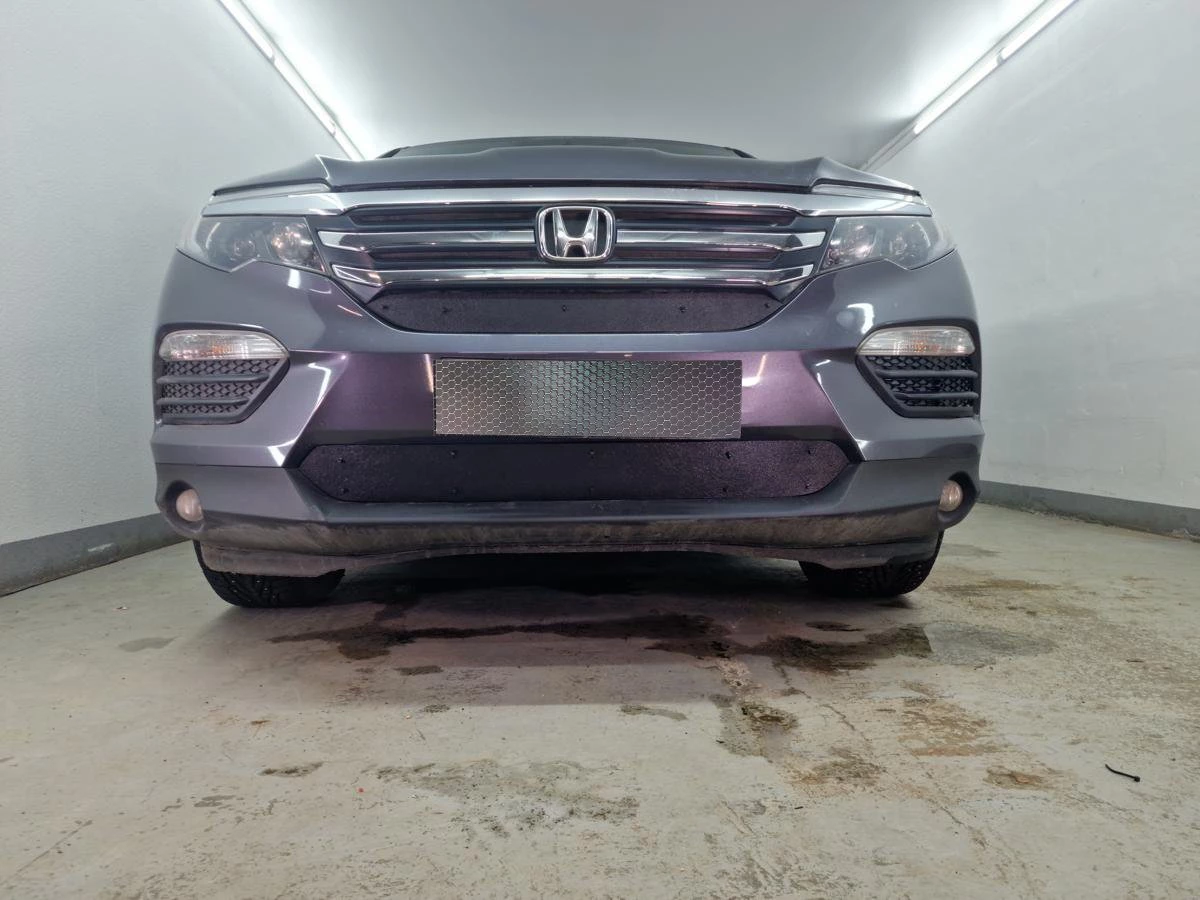 Зимняя заглушка радиатора на стяжке низ для Honda Pilot III Черный