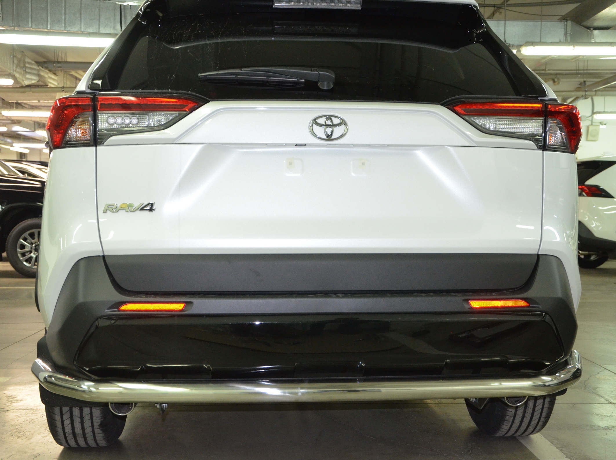 Защита заднего бампера угловая большая d60 мм для Toyota RAV4 V (XA50)