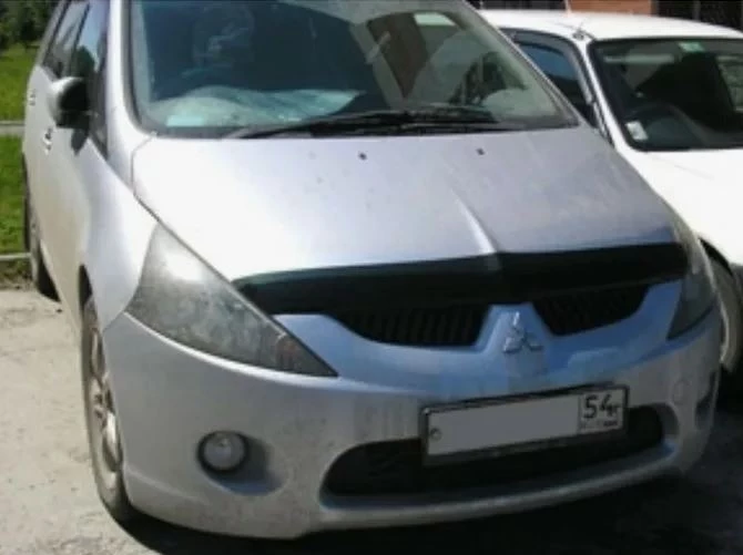 Дефлектор капота темный для Mitsubishi Grandis