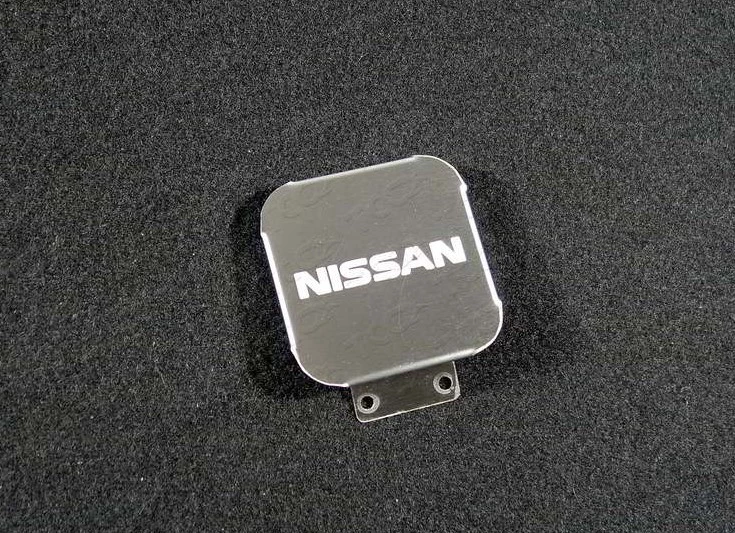 Заглушка на фаркоп с логотипом Nissan для Nissan Terrano III (D10)