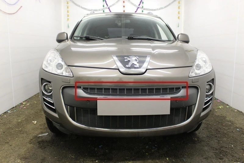 Защитная сетка радиатора верх для Peugeot 4007 Черный Стрелка 11 PEU4007.top.black