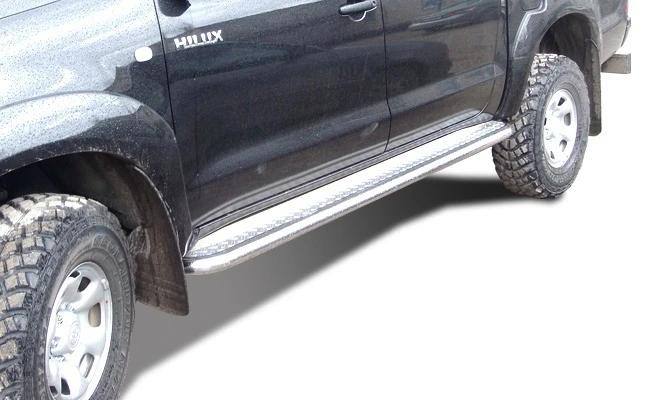 Пороги с накладным листом d60 мм для Toyota Hilux VII Рестайлинг  Юко THL.11.42