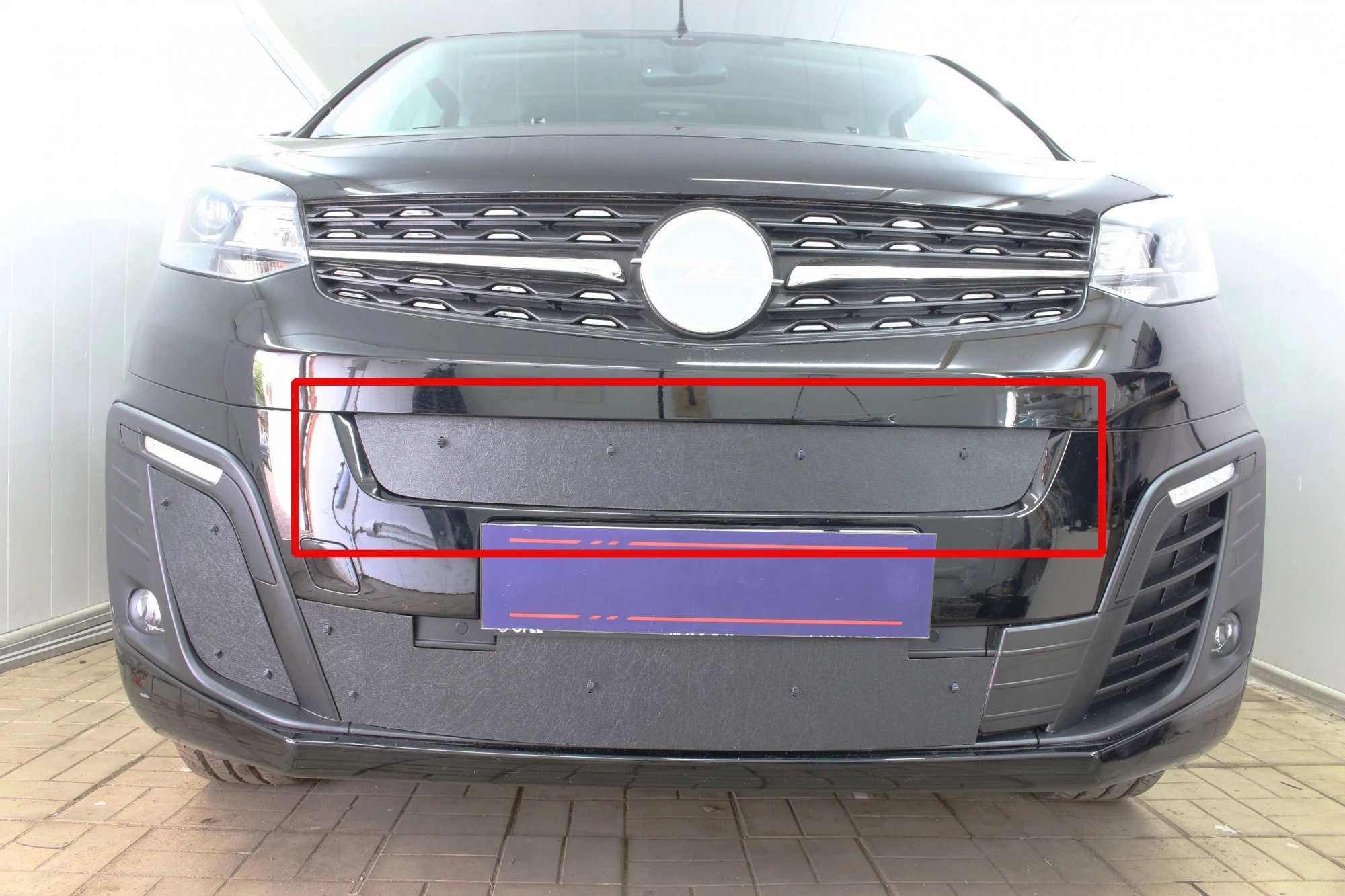 Зимняя заглушка радиатора на стяжке центр для Peugeot Traveller I