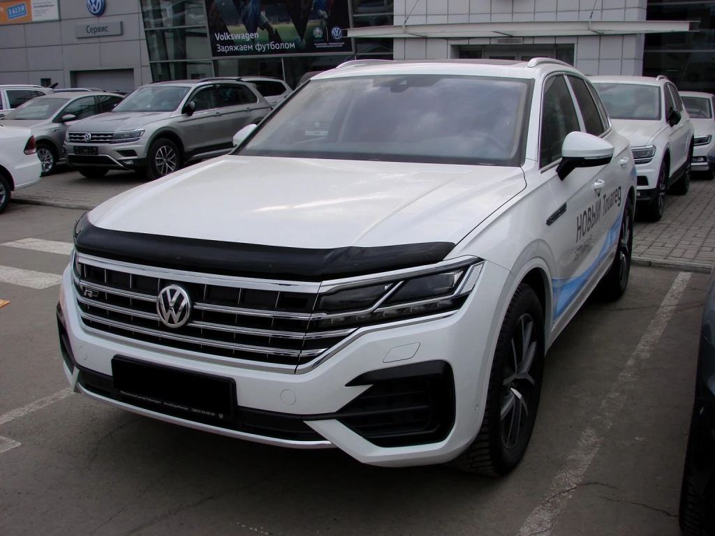 Дефлектор капота темный для Volkswagen Touareg III Рестайлинг