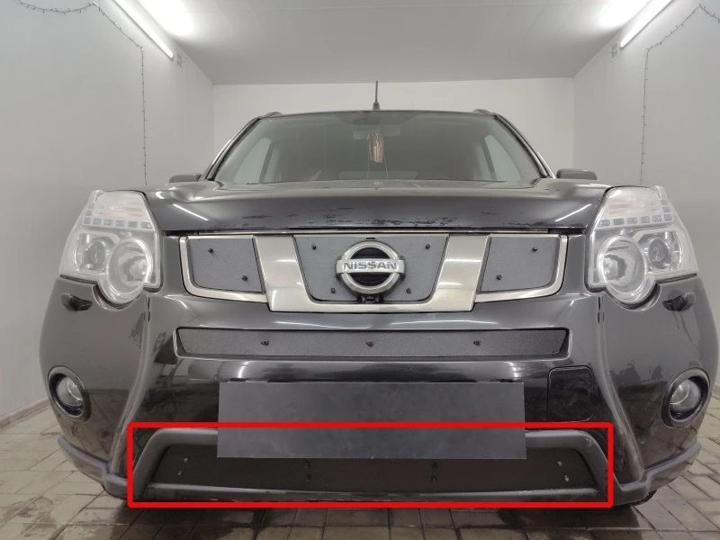 Зимняя заглушка радиатора на стяжке низ для Nissan X-Trail II Рестайлинг Черный Стрелка 11 ZZ.NXTR11.bot