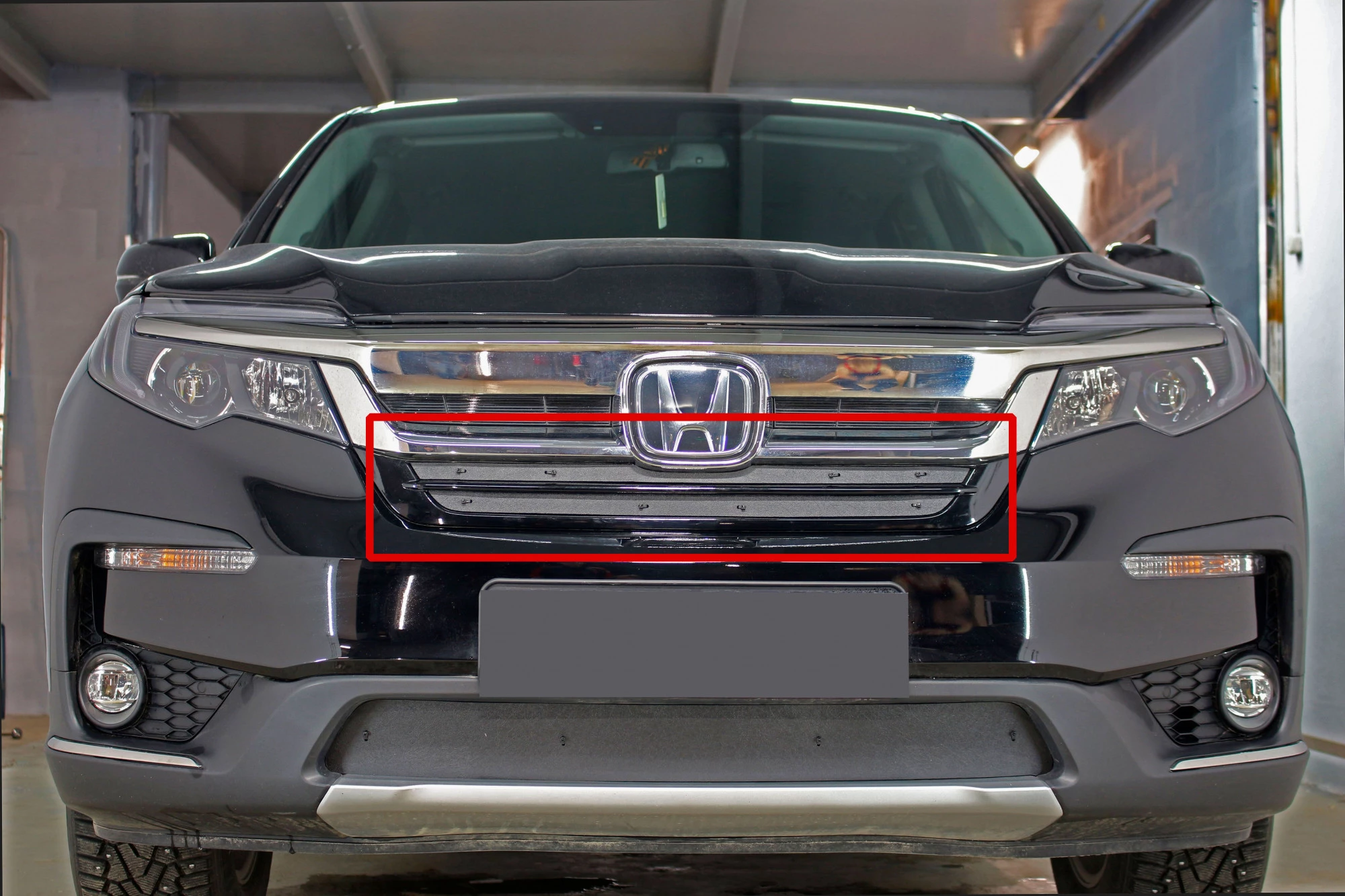 Зимняя заглушка радиатора на стяжке (2 части) верх для Honda Pilot III Рестайлинг Черный