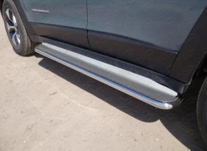 Пороги с площадкой (нерж. лист) 42,4 мм для Jeep Cherokee V (KL) Серый ТСС JEEPCHERTRAIL14-05