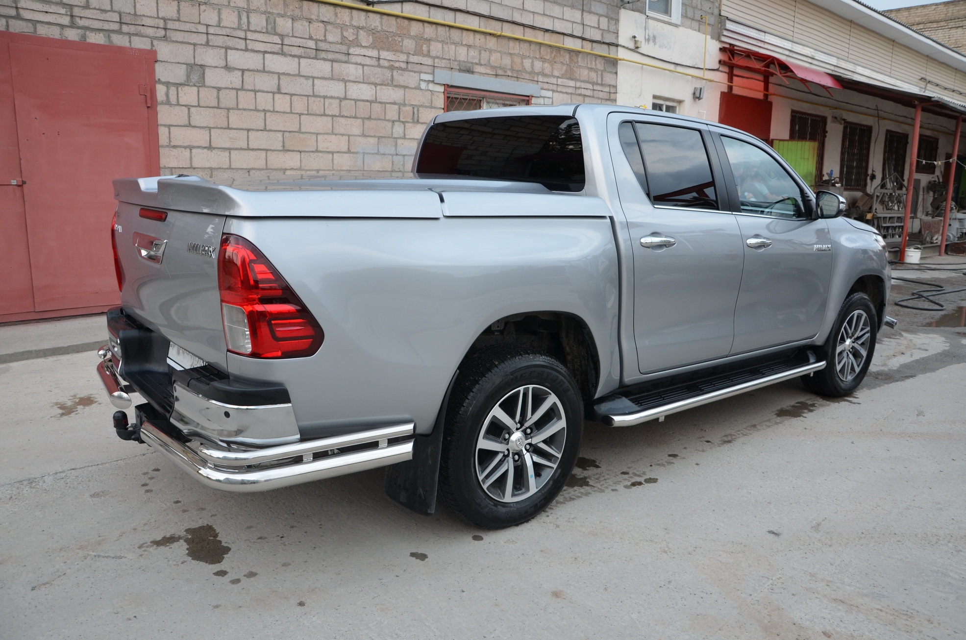 Защита заднего бампера угловая большая двойная d76/42 мм для Toyota Hilux VIII