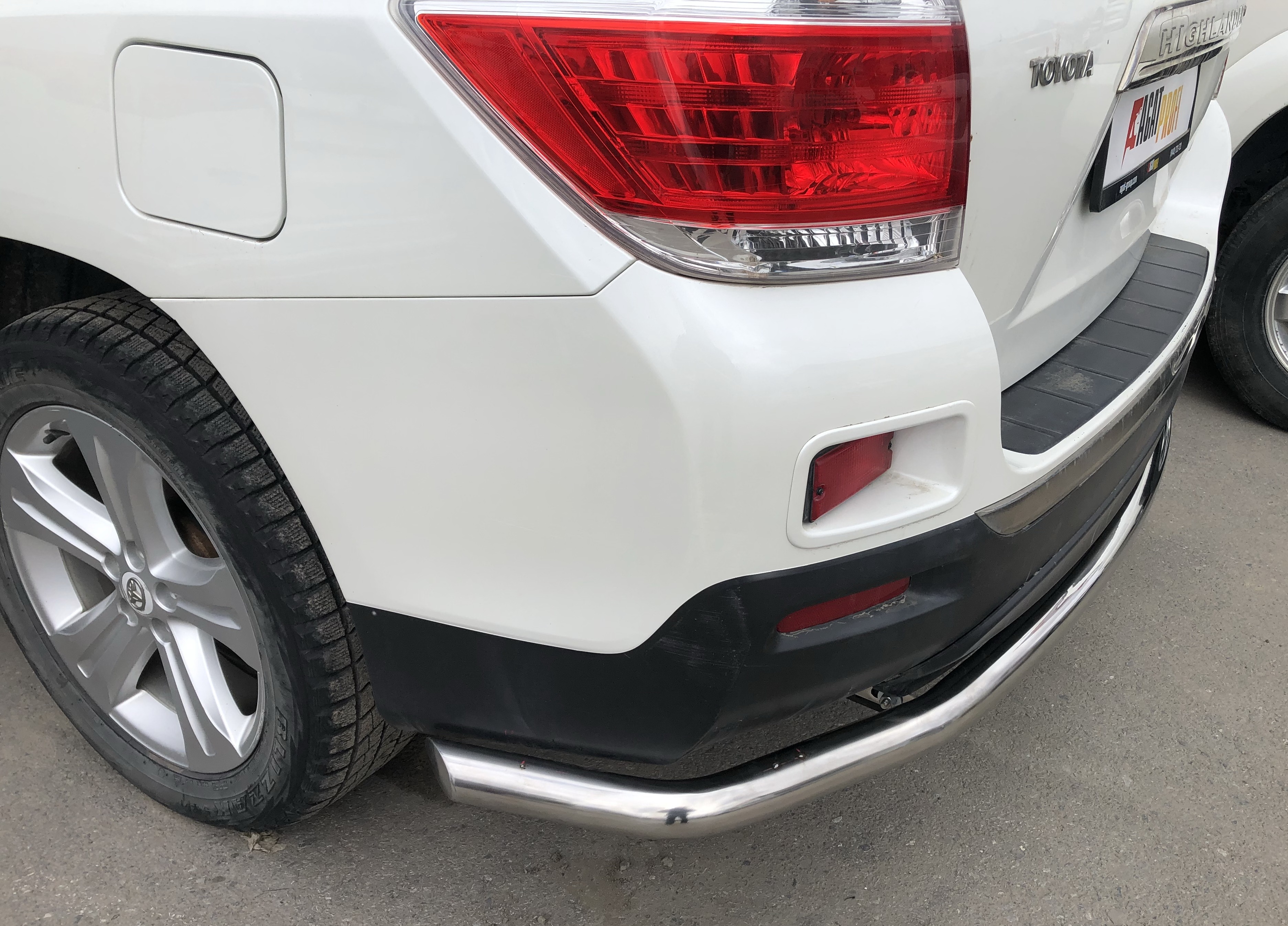 Защита заднего бампера угловая большая d60 мм для Toyota Highlander II (U40) Рестайлинг