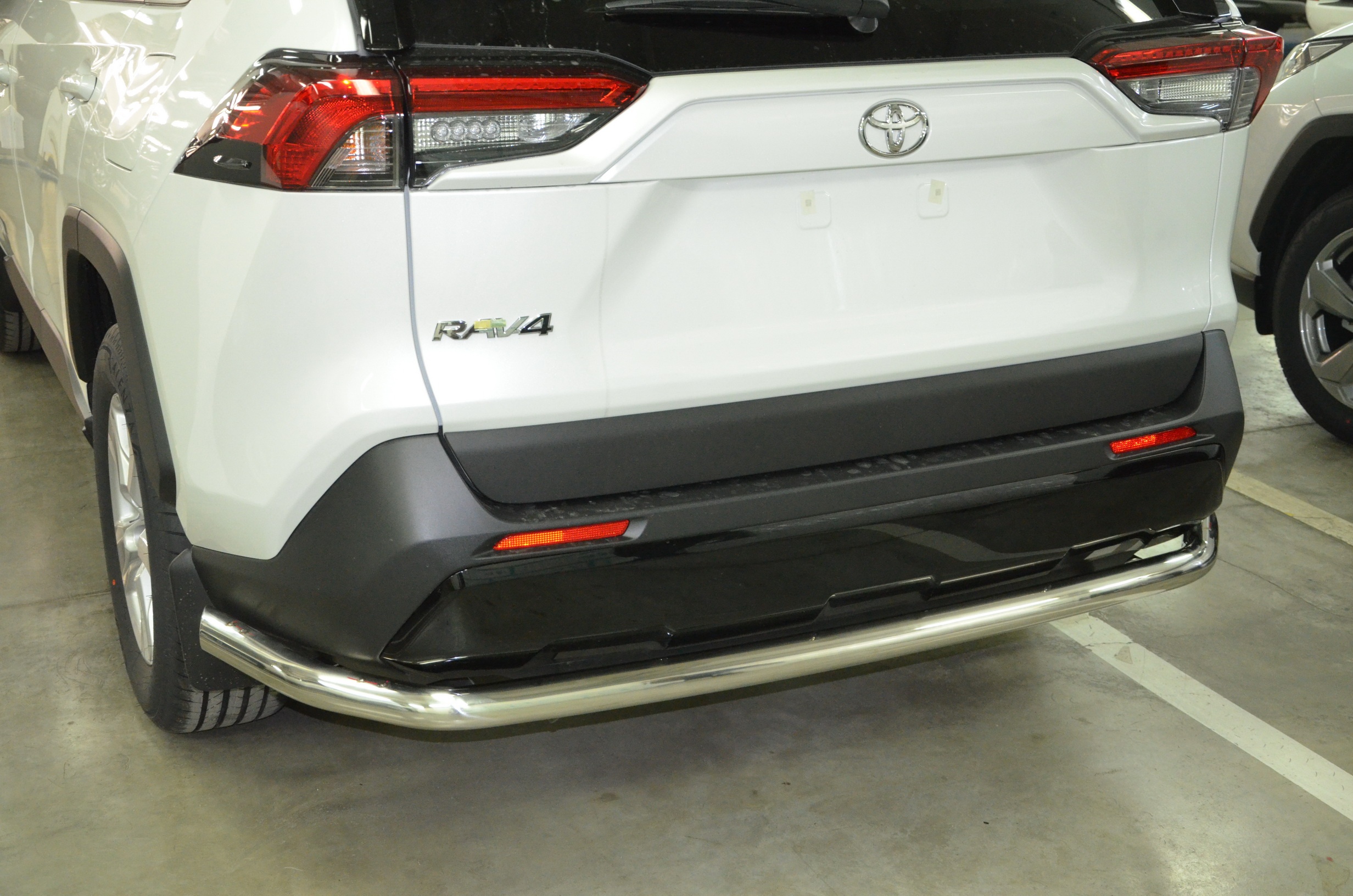 Защита заднего бампера угловая большая d60 мм для Toyota RAV4 V (XA50)
