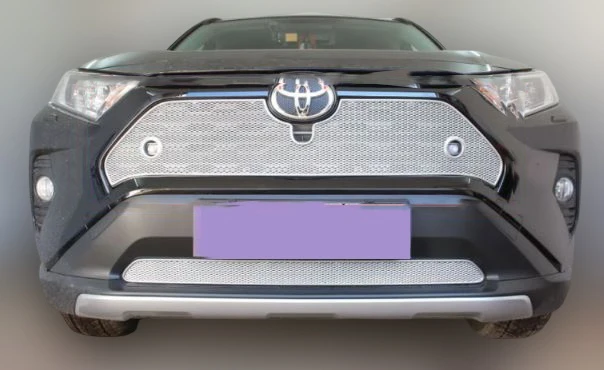 Комплект сеток chrome верх с парктроником и камерой и низ для Toyota RAV4 V (XA50)