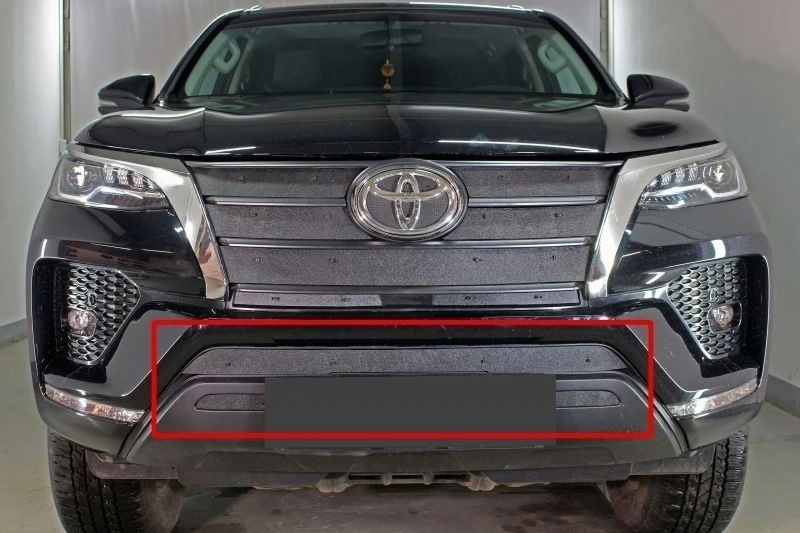 Зимняя заглушка радиатора на стяжке низ (3 части) для Toyota Fortuner II Рестайлинг Черный Стрелка 11 ZZ.TOYFOR20.bot