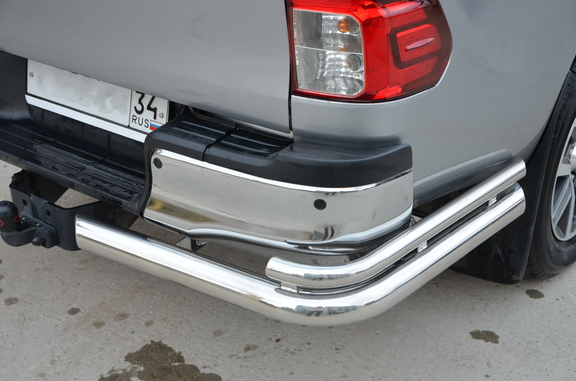 Защита заднего бампера угловая большая двойная d76/42 мм для Toyota Hilux VIII Рестайлинг  Юко THLX.21.20-1
