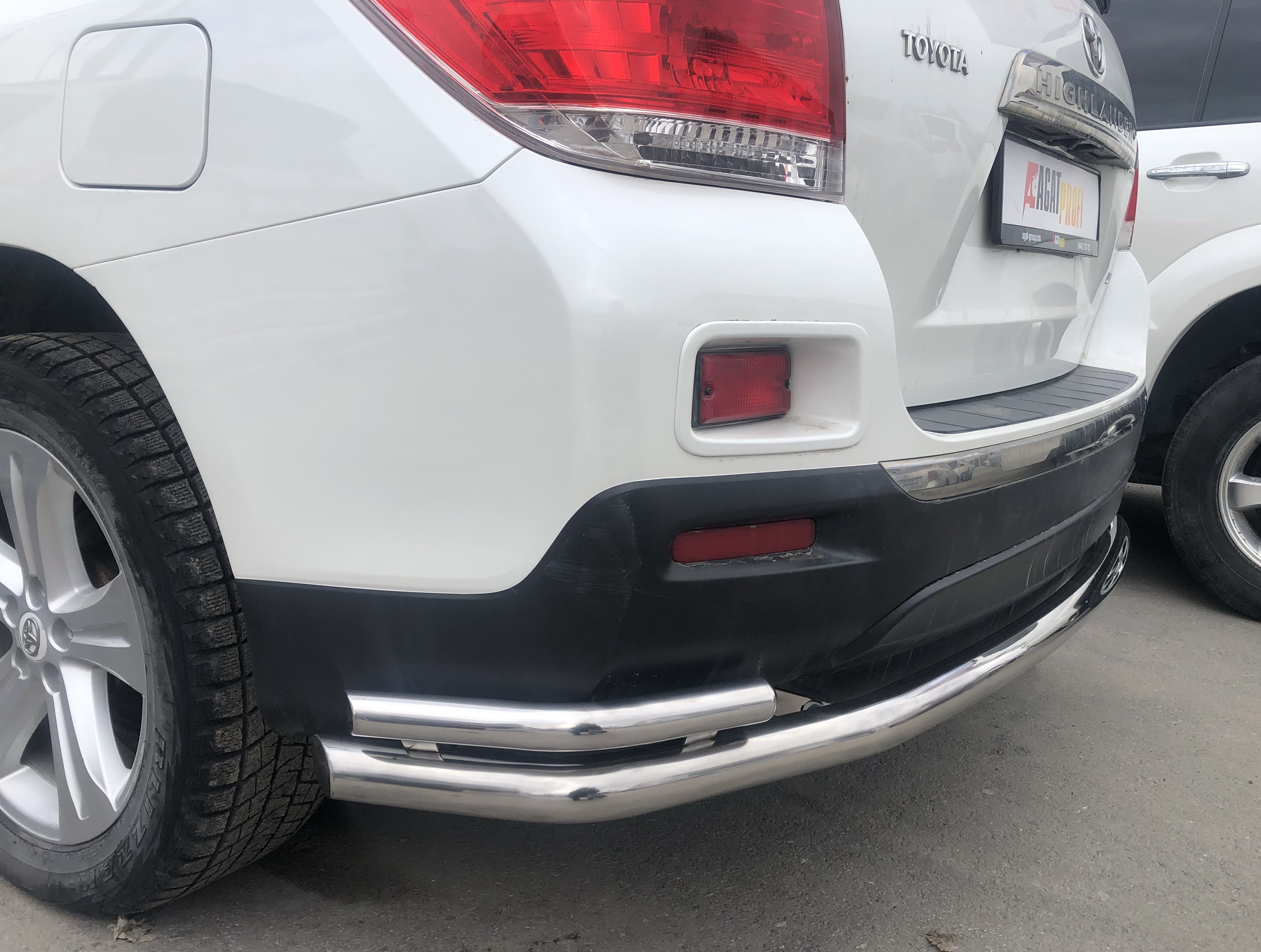 Защита заднего бампера угловая большая двойная d60/42 мм для Toyota Highlander II (U40) Рестайлинг