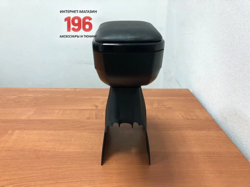 Подлокотник модельный ARM-2 Black с USB-розеткой для Renault Duster I