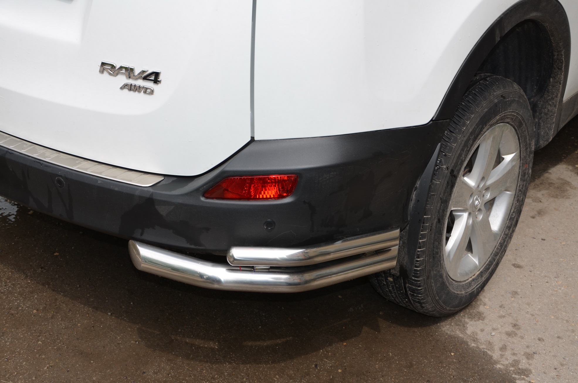 Защита заднего бампера угловая двойная d60/42 мм для Toyota RAV4 IV (XA40)