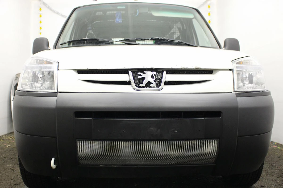 Защитная сетка радиатора низ для Peugeot Partner I Рестайлинг Хром Стрелка 11 PEUPAR02.chrome