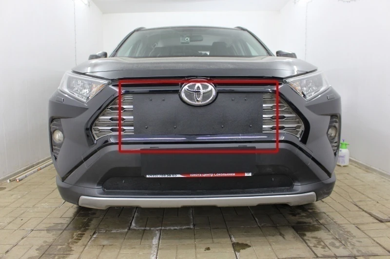 Зимняя заглушка радиатора на стяжке верх для Toyota RAV4 V (XA50) Черный Стрелка 11 ZZ.TRAV19.top