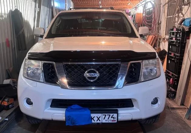 Дефлектор капота темный для Nissan Navara (Frontier) III (D40) Рестайлинг