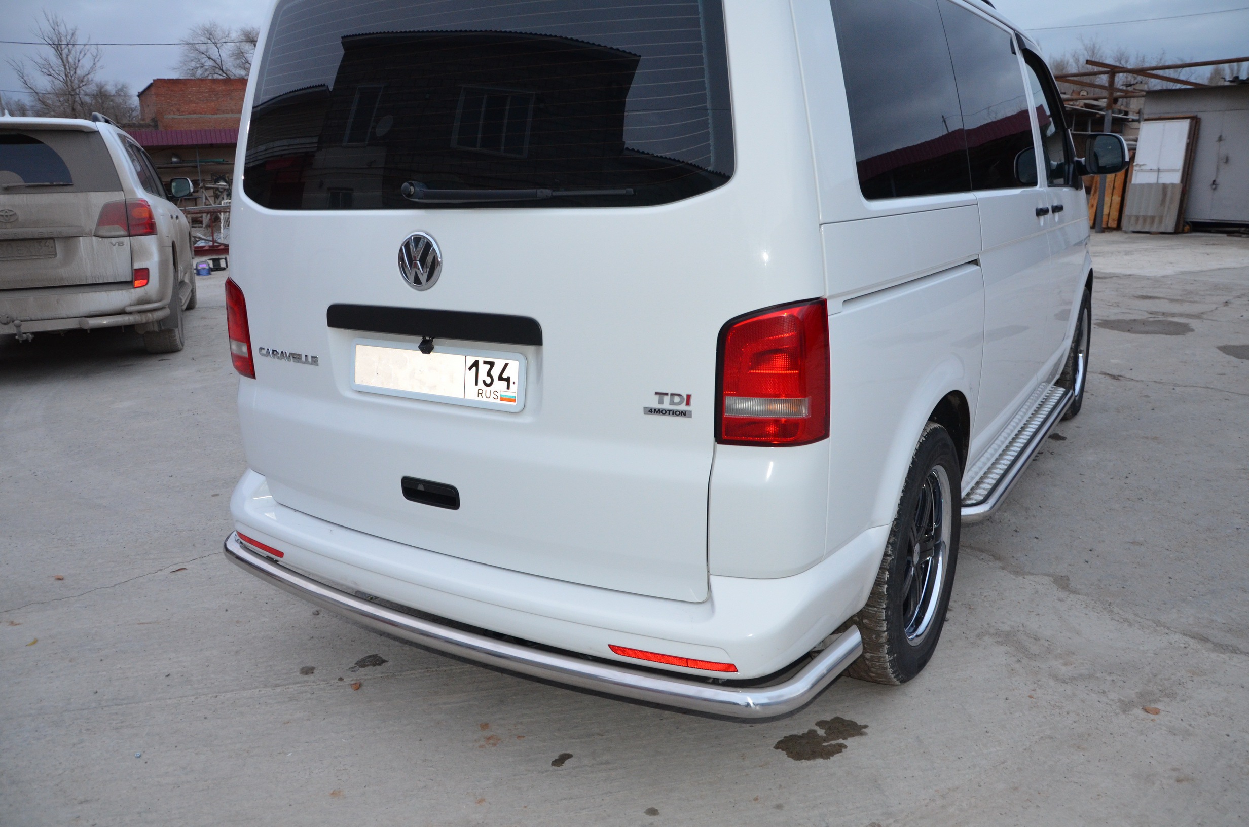 Защита заднего бампера угловая большая d60 мм для Volkswagen Caravelle T5 Рестайлинг