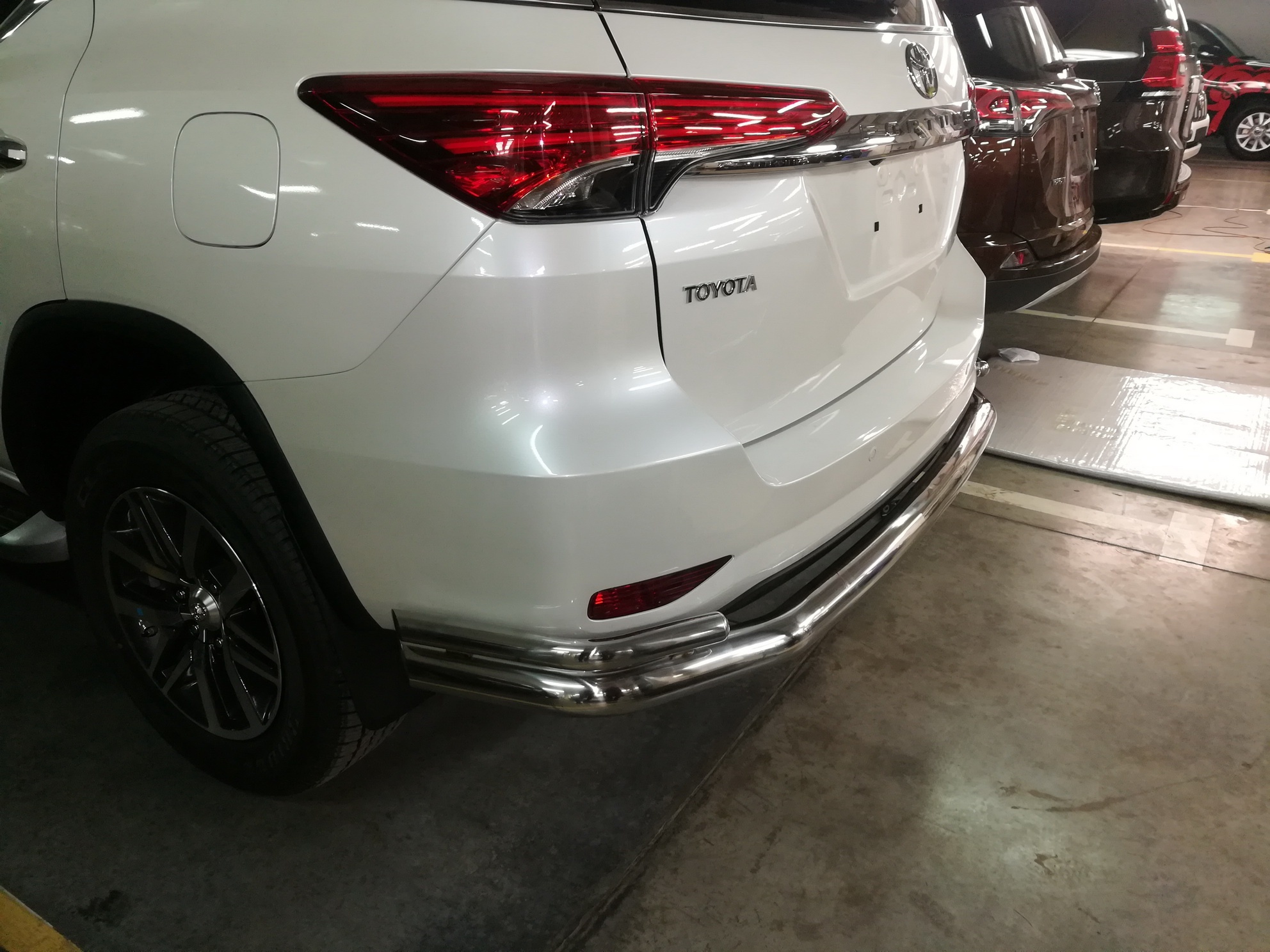 Защита заднего бампера угловая большая двойная d76/42 мм для Toyota Fortuner II
