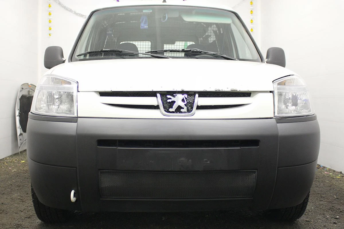 Защитная сетка радиатора низ для Peugeot Partner I Рестайлинг Черный Стрелка 11 PEUPAR02.black