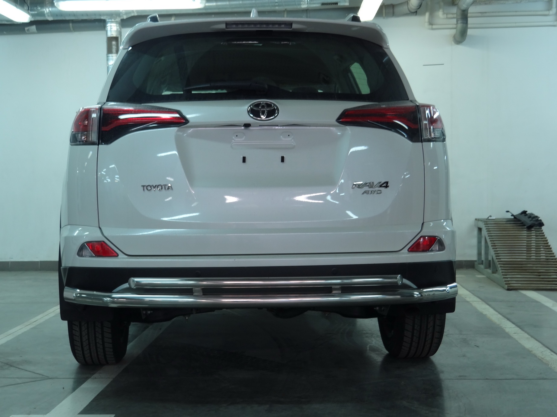 Защита заднего бампера двойная d60/42 мм для Toyota RAV4 IV (XA40) Рестайлинг