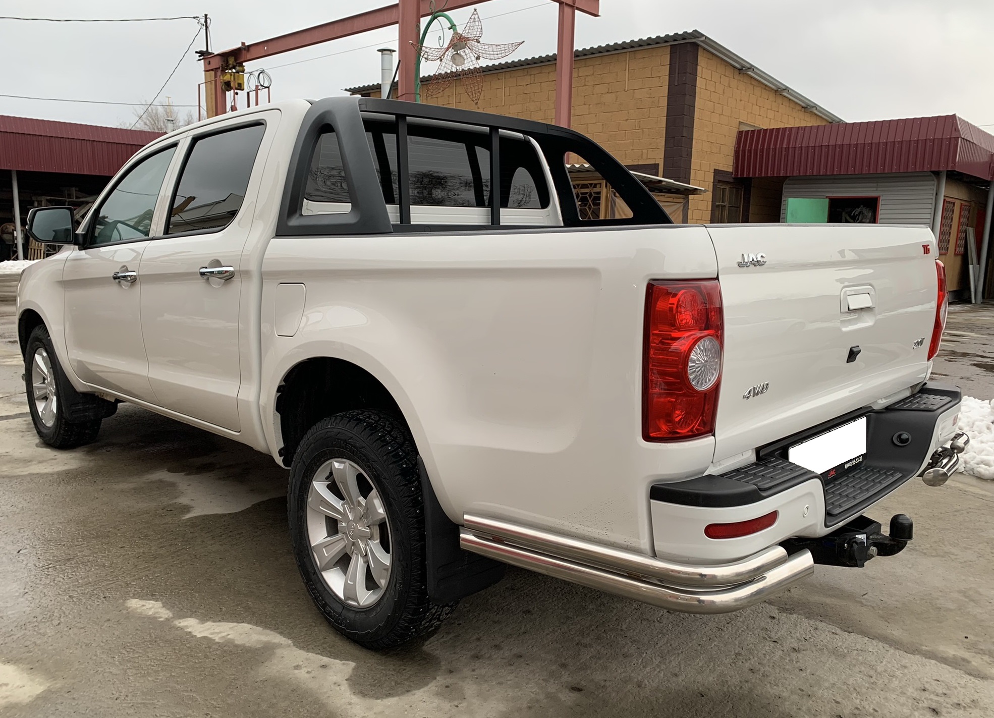 Защита заднего бампера угловая двойная d60/42 мм для JAC T6