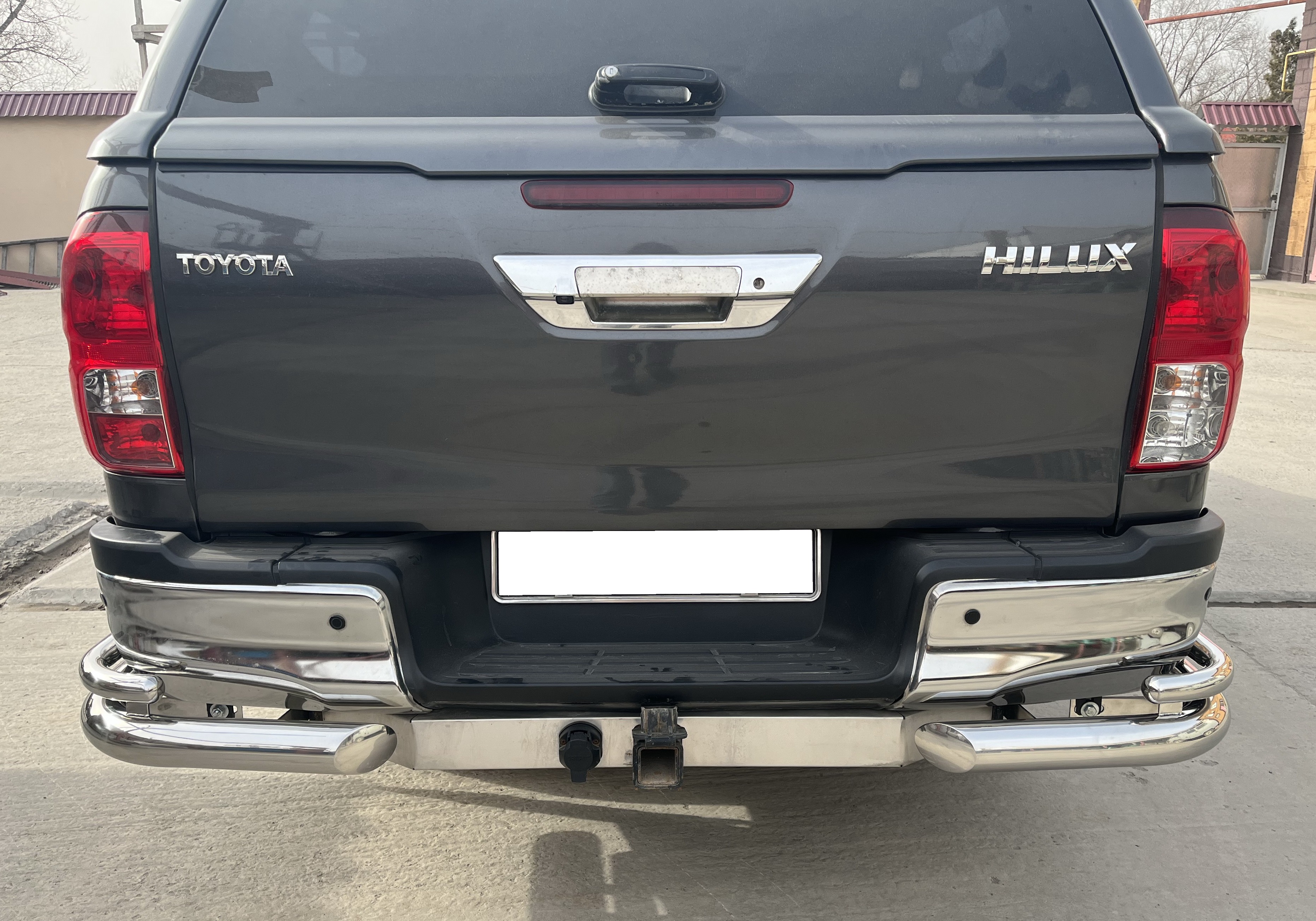 Защита заднего бампера угловая двойная под фаркоп d76/42 мм для Toyota Hilux VIII