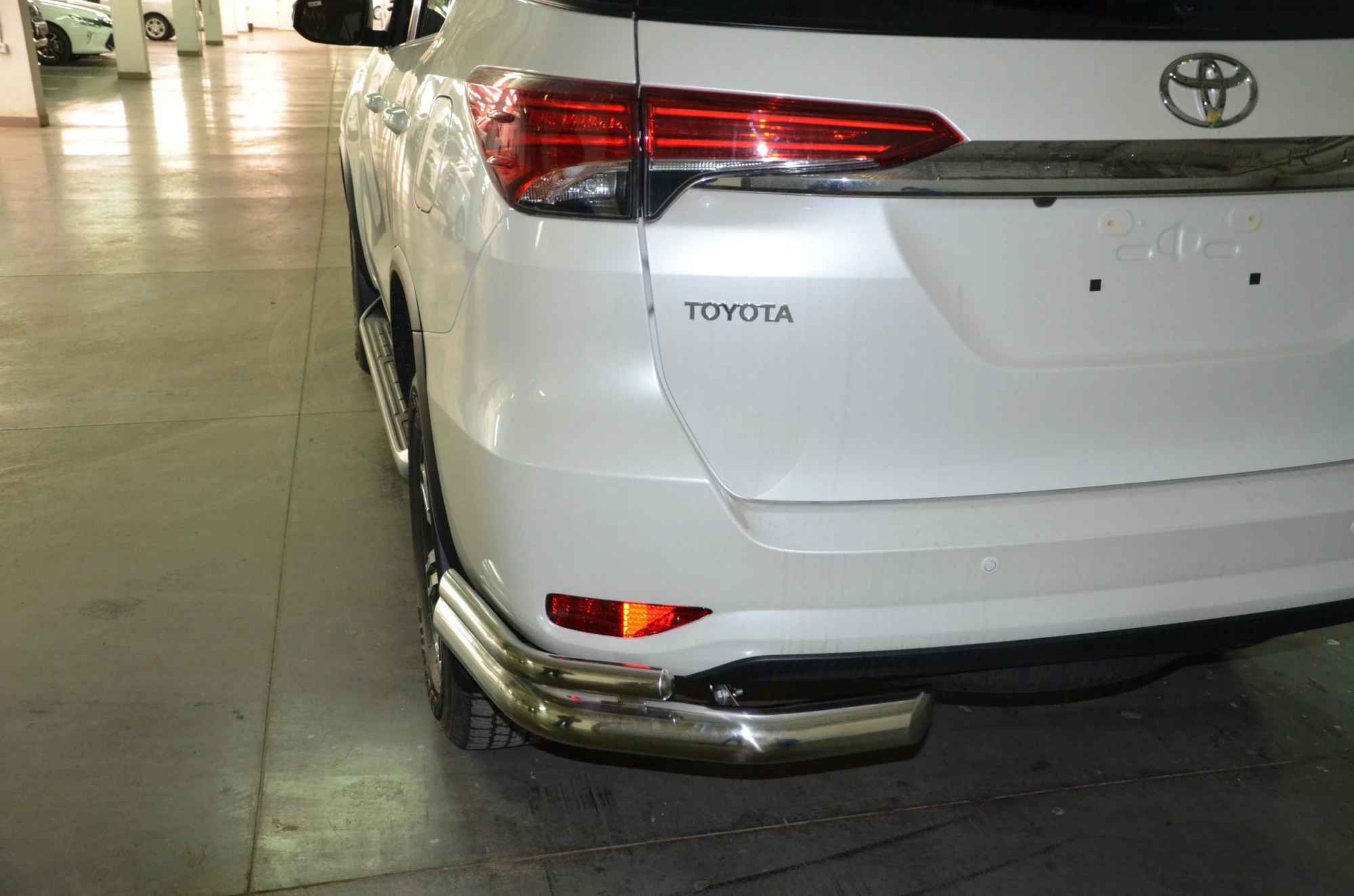 Защита заднего бампера двойная угловая d76/42 мм для Toyota Fortuner II  Юко TF.17.20
