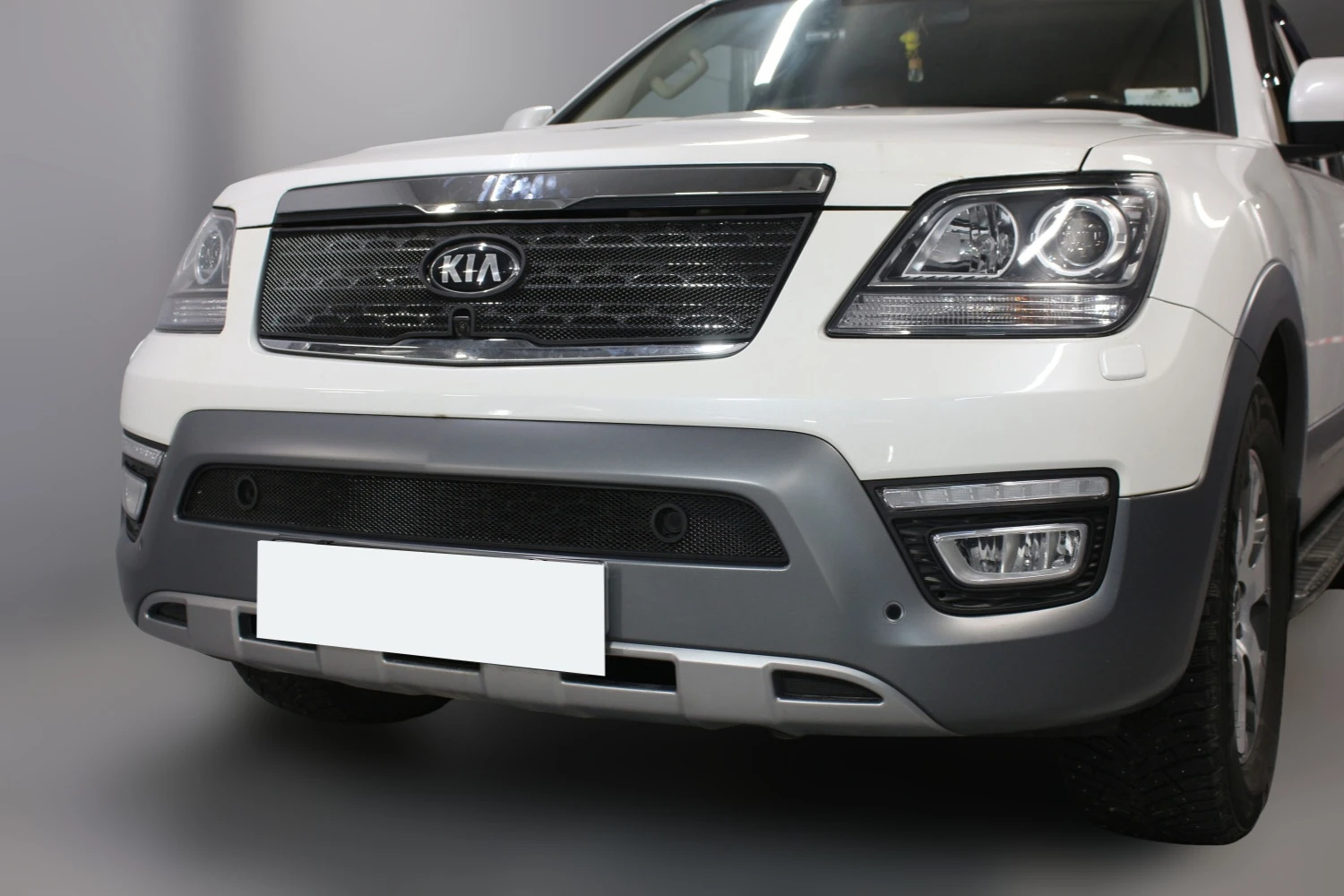 Комплект сеток black верх с камерой и низ с парктрониками для Kia Mohave I Рестайлинг