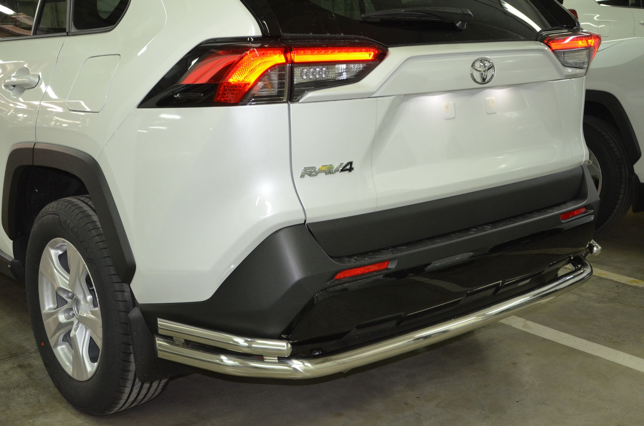 Защита заднего бампера угловая большая двойная d60/42 мм для Toyota RAV4 V (XA50)
