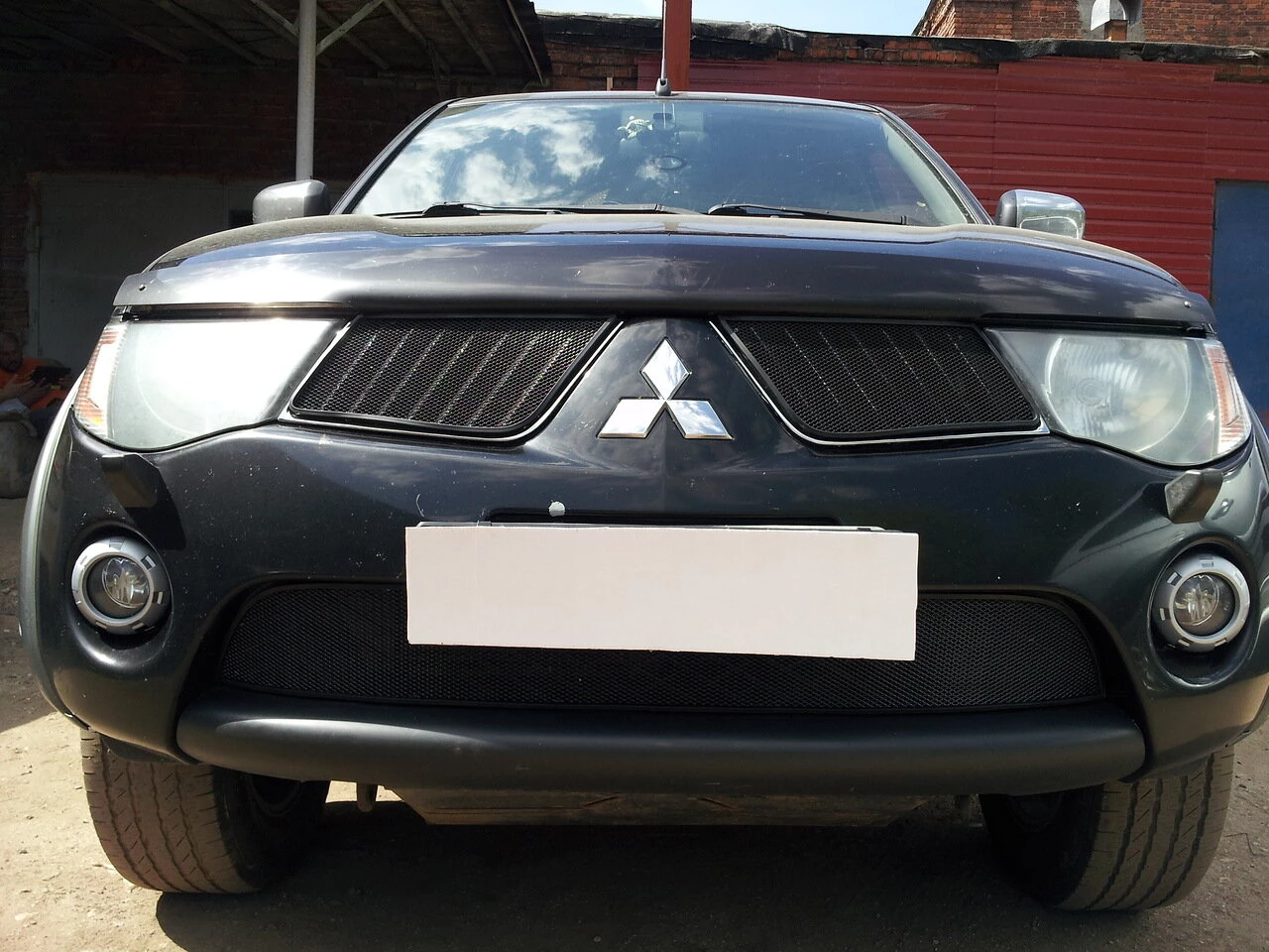 Защитная сетка радиатора низ для Mitsubishi L200 IV