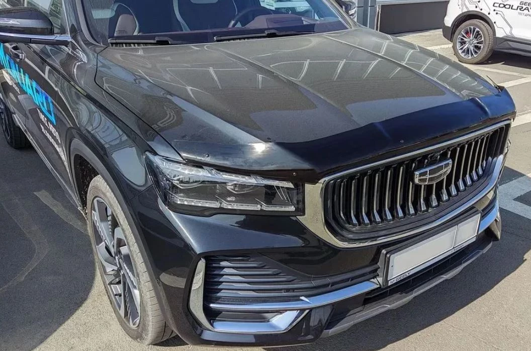 Дефлектор капота темный для Geely Monjaro