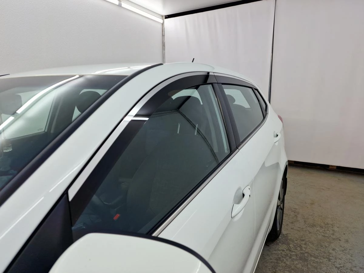 Дефлекторы окон с хром накладками 2D 6 шт (для кузова хэтчбек) для Kia Rio III