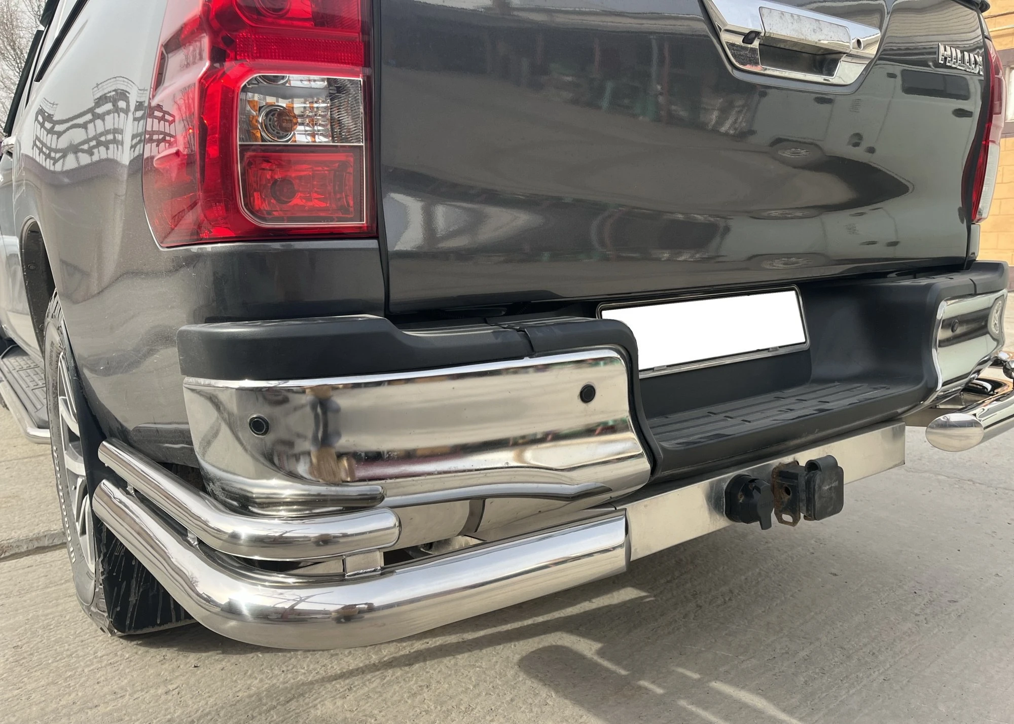 Защита заднего бампера угловая двойная под фаркоп d76/42 мм для Toyota Hilux VIII  Юко THL.15.20-2
