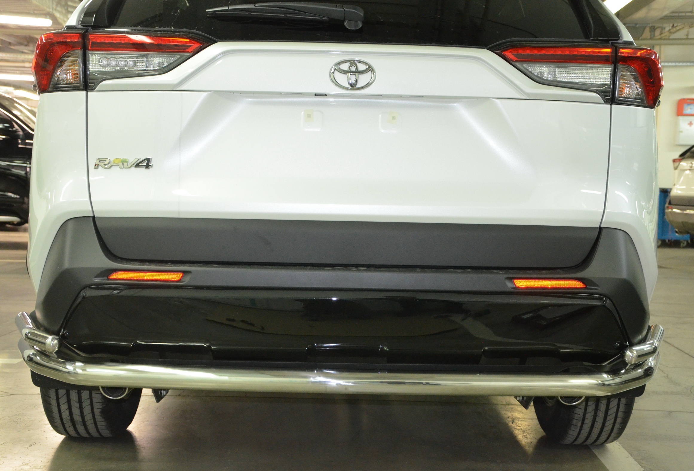 Защита заднего бампера угловая большая двойная d60/42 мм для Toyota RAV4 V (XA50)