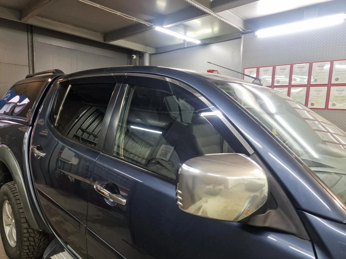 Дефлекторы окон 2D с хром накладками 4 шт. для Mitsubishi L200 IV Рестайлинг