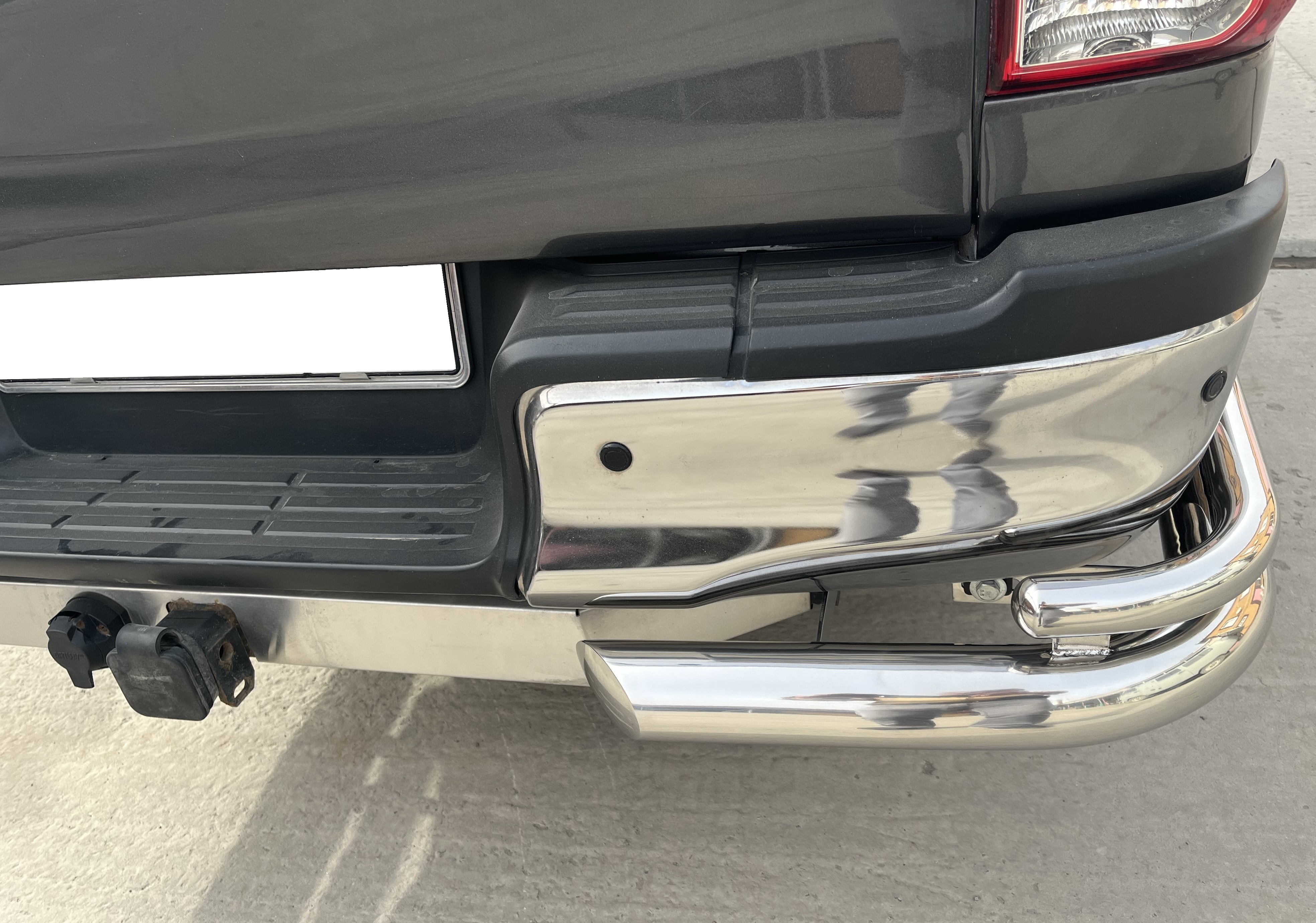 Защита заднего бампера угловая двойная под фаркоп d76/42 мм для Toyota Hilux VIII