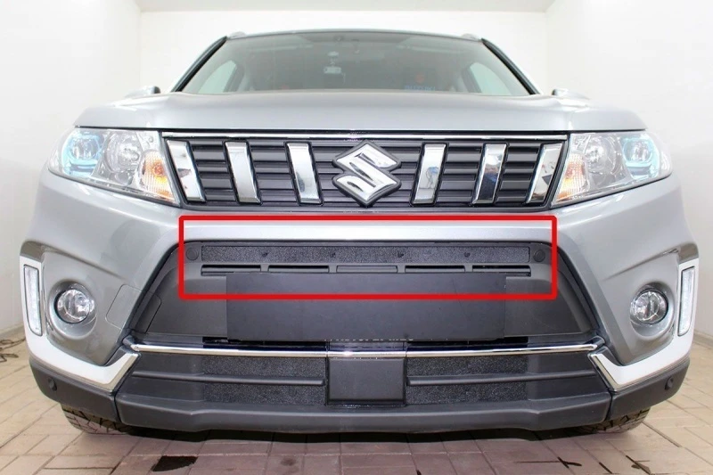 Зимняя заглушка радиатора на стяжке верх для Suzuki Vitara II Рестайлинг Черный Стрелка 11 ZZ.SUZV18.top