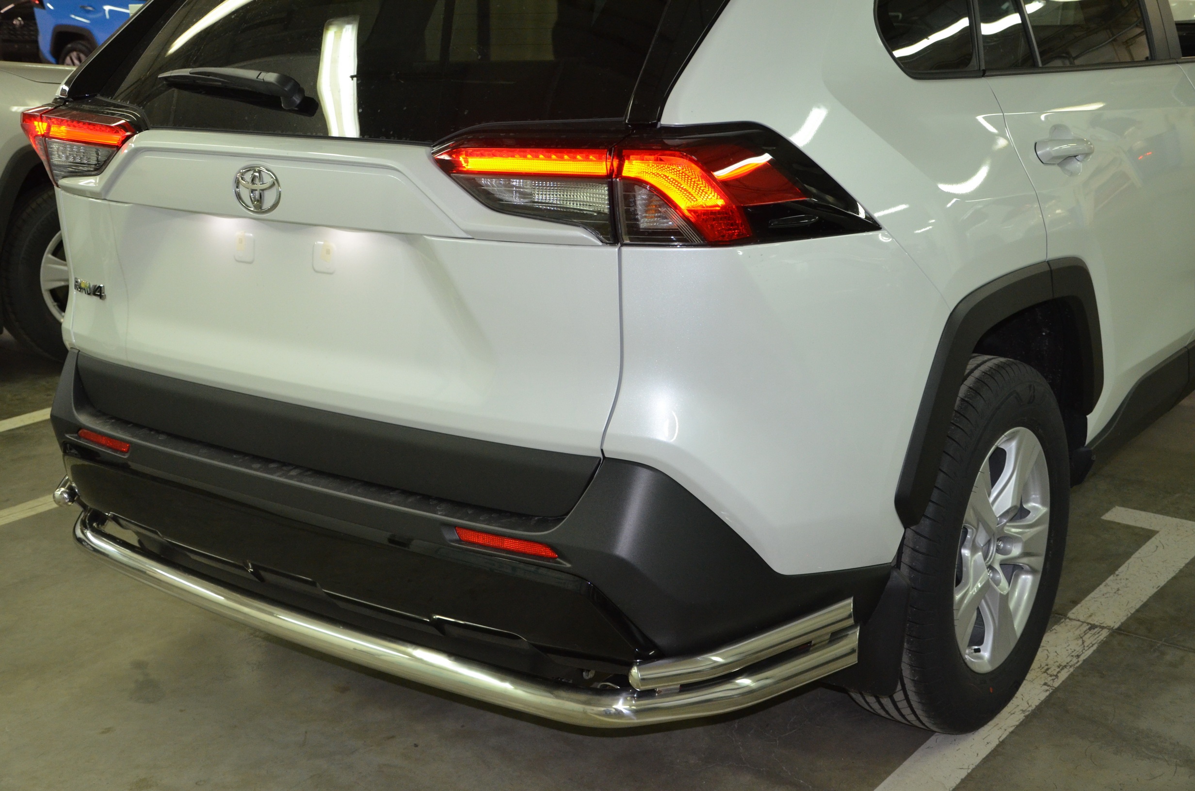 Защита заднего бампера угловая большая двойная d60/42 мм для Toyota RAV4 V (XA50)