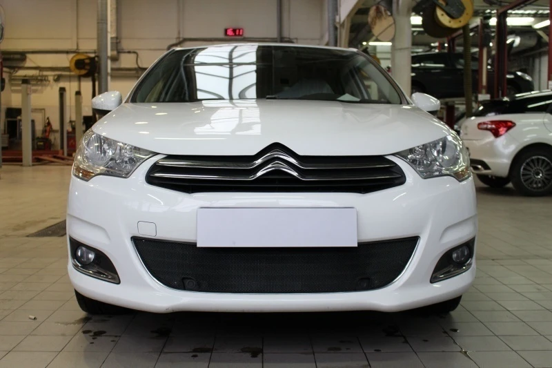 Защитная сетка радиатора низ с парктроником для Citroen C4 II Черный Стрелка 11 CC4.HB.park.black