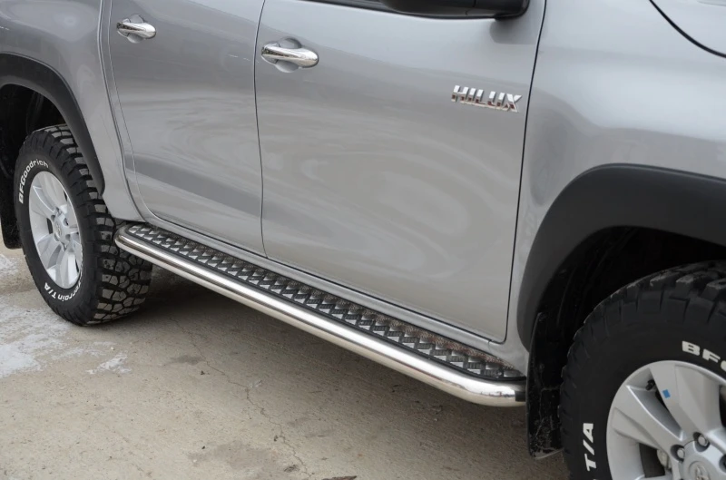 Пороги с накладным листом d60 мм для Toyota Hilux VIII Рестайлинг  Юко THLX.21.42