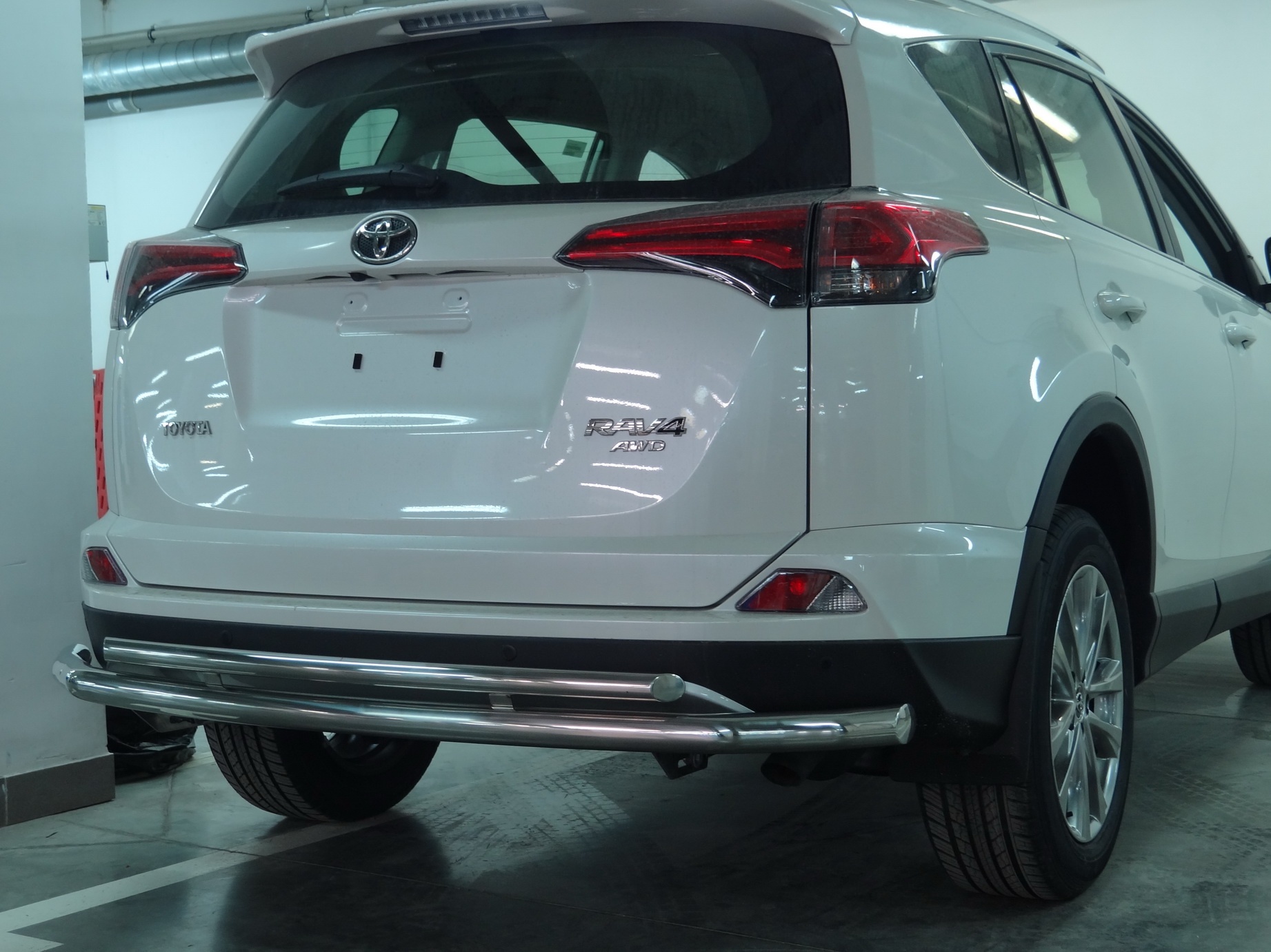 Защита заднего бампера двойная d60/42 мм для Toyota RAV4 IV (XA40) Рестайлинг