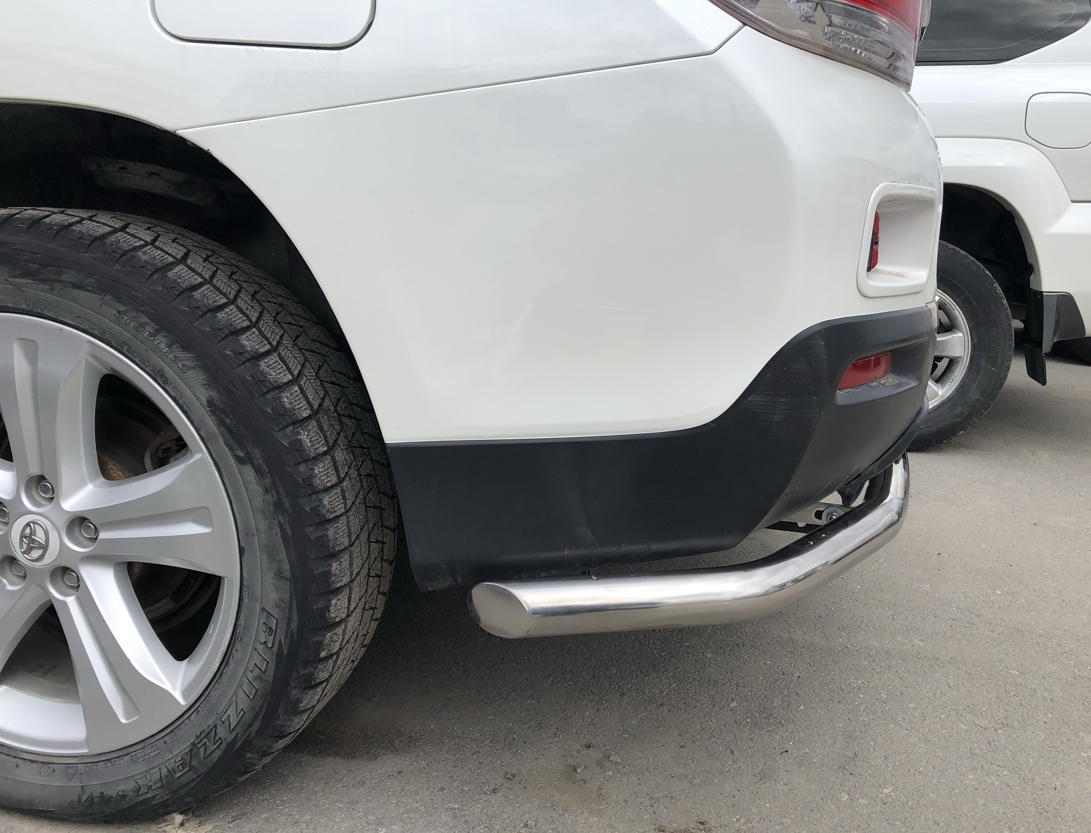 Защита заднего бампера угловая большая d60 мм для Toyota Highlander II (U40) Рестайлинг