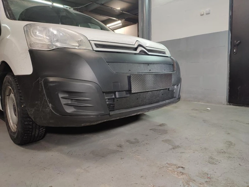 Зимняя заглушка радиатора на стяжке верх для Citroen Berlingo II Рестайлинг 2 Черный Стрелка 11 ZZ.CB15.top