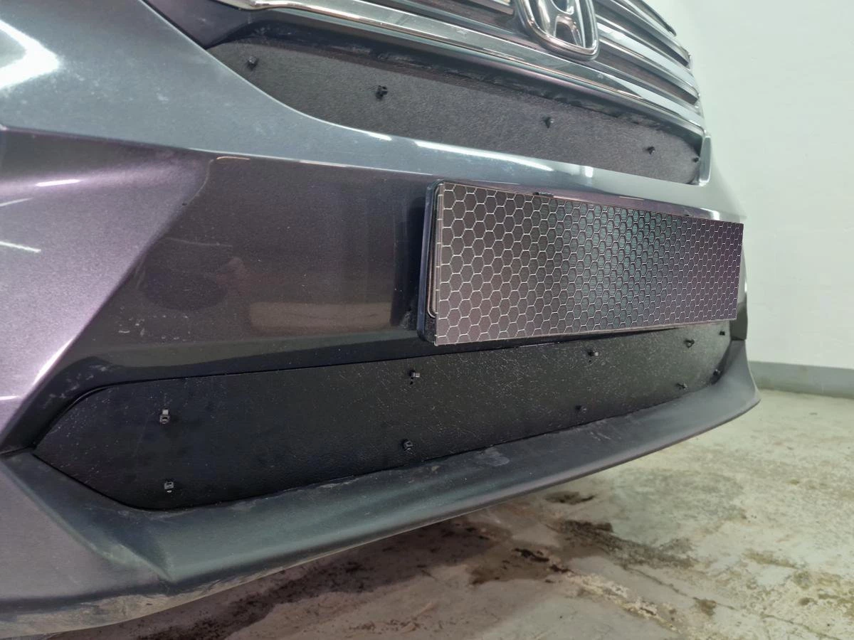 Зимняя заглушка радиатора на стяжке верх для Honda Pilot III Черный