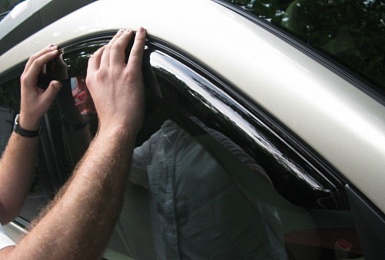 Для чего нужны дефлекторы на автомобиль