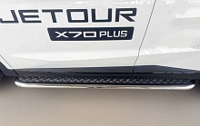 Пороги с накладным листом d53 мм для Jetour X70 PLUS I Рестайлинг